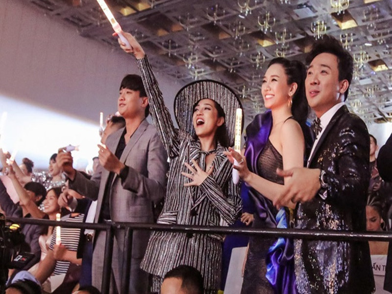 Trấn Thành và Thu Minh luôn ủng hộ các dự án của nhau. Năm 2019, Trấn Thành hóa fan cổ vũ hết mình cho Thu Minh trong đêm nhạc I am Diva của nữ ca sĩ. Ảnh: Dân Việt.