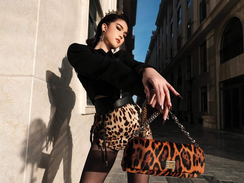 Ngọc Trinh chia sẻ trên Saostar, thu nhập chính của cô là làm CEO cho công ty. Ngoài ra, các hợp đồng quảng cáo và cát-sê dự event của Ngọc Trinh rất cao. Ảnh: FBNV.