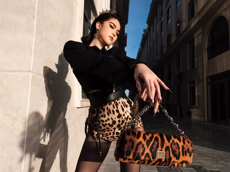 Ngọc Trinh chia sẻ trên Saostar, thu nhập chính của cô là làm CEO cho công ty. Ngoài ra, các hợp đồng quảng cáo và cát-sê dự event của Ngọc Trinh rất cao. Ảnh: FBNV.