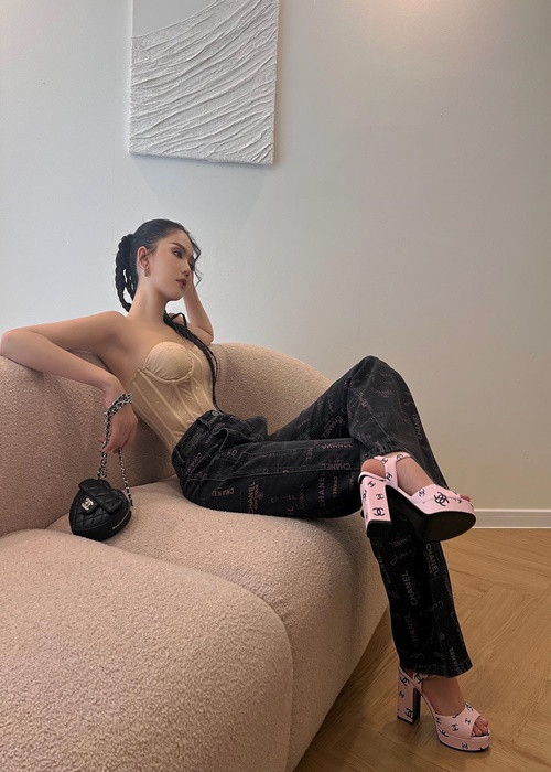 Ngọc Trinh thường xuyên diện trang phục trăm triệu đồng, phối cùng phụ kiện tiền tỷ. Ảnh: FBNV.