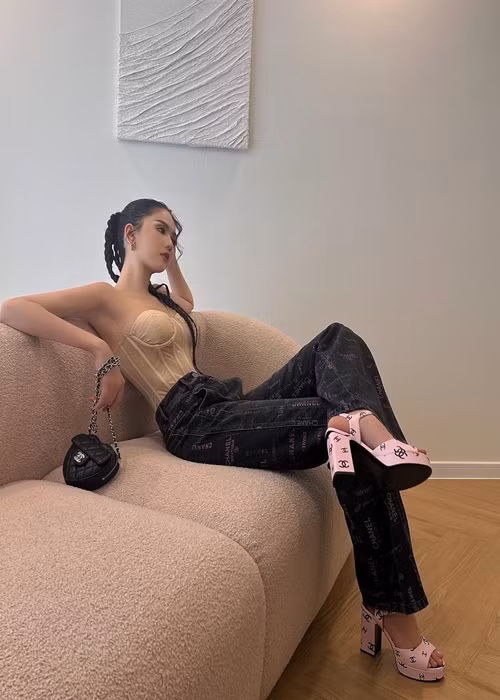 Ngọc Trinh thường xuyên diện trang phục trăm triệu đồng, phối cùng phụ kiện tiền tỷ. Ảnh: FBNV.