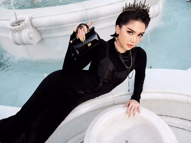 Việc Ngọc Trinh ăn tối cùng bạn bè hóa đơn 116 triệu không khiến nhiều người bất ngờ bởi cô sống xa hoa trong những năm qua. Ảnh: FBNV.