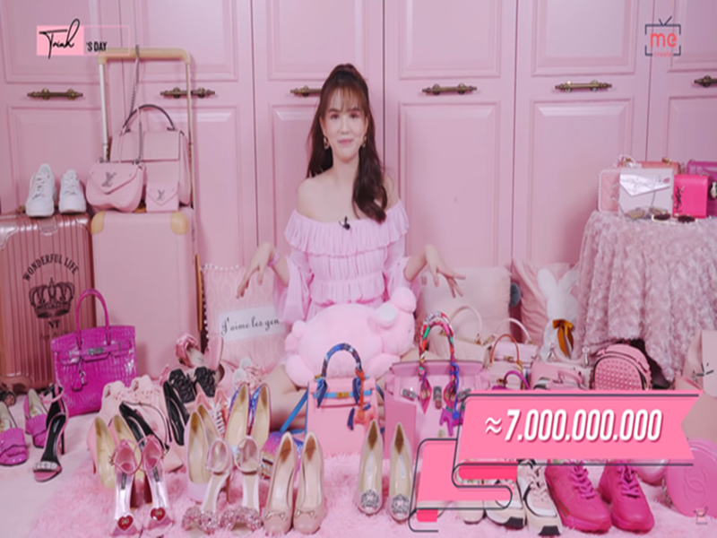 Chân dài gốc Trà Vinh có tủ đồ hiệu “khủng”. Năm 2021, trong màn "đập hộp" hàng hiệu, cô giới thiệu loạt đồ trị giá 12 tỷ. Ảnh: Người Lao Động.