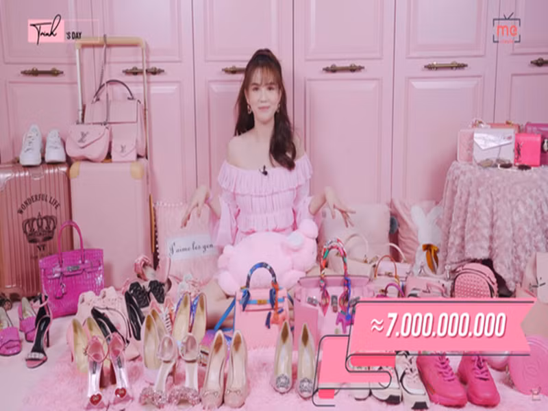 Chân dài gốc Trà Vinh có tủ đồ hiệu “khủng”. Năm 2021, trong màn "đập hộp" hàng hiệu, cô giới thiệu loạt đồ trị giá 12 tỷ. Ảnh: Người Lao Động.