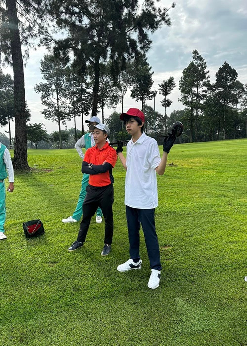 Gần đây, Subeo đi đánh golf cùng bố. Ảnh: FBNV.