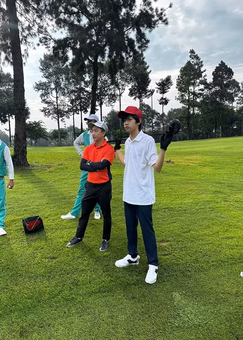 Gần đây, Subeo đi đánh golf cùng bố. Ảnh: FBNV.