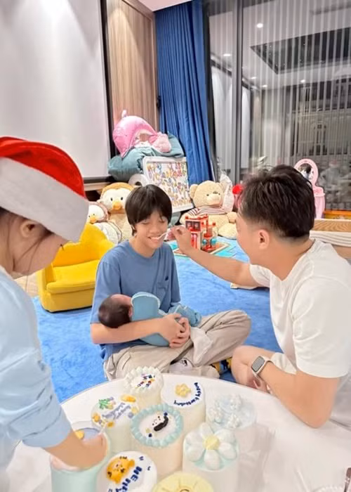 Con trai Hồ Ngọc Hà bồng bé Sutin - em trai cùng cha khác mẹ. Ảnh: Thương Hiệu Và Pháp Luật.