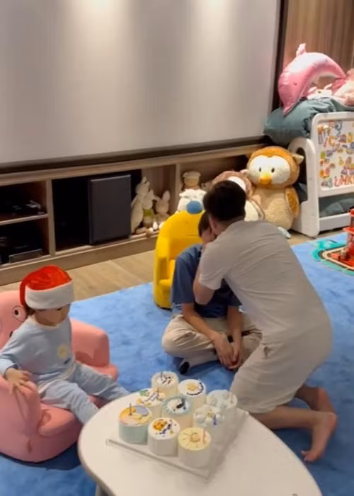 Doanh nhân phố núi hôn con trai đầu lòng sau khi mang bánh, hát mừng sinh nhật. Ảnh: Thương Hiệu Và Pháp Luật.