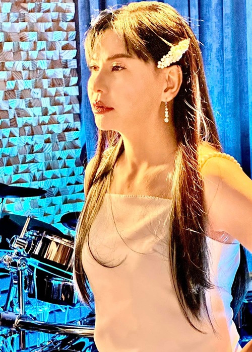 Trẻ trung ở tuổi 53, Cát Phượng vướng nghi vấn dao kéo. Đối mặt với tin đồn trùng tu nhan sắc, bà mẹ một con phủ nhận.