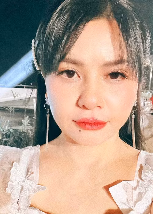 Cát Phượng đầu tư cho phong cách trang điểm và kiểu tóc.