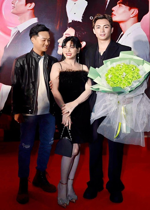 "Cái mặt của Cát chưa đụng dao đụng kéo, chưa cắt mắt, chưa căng da gì đâu trời ơi! Các chị đừng nói như đúng rồi giùm em. Khi nào em đi căng da, cắt mí này nọ, em sẽ livestream cho các chị xem ạ! Tôi không được cái gì, chỉ được cái sống thật, nói thật", Cát Phượng khẳng định.