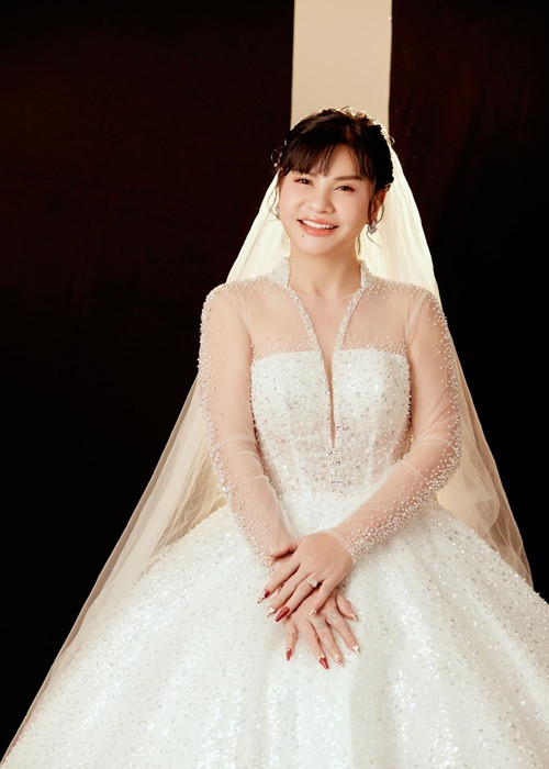 Cát Phượng cho biết, ngoài chăm sóc da, cô còn giữ tin thần vui vẻ để giữ vẻ tươi trẻ.