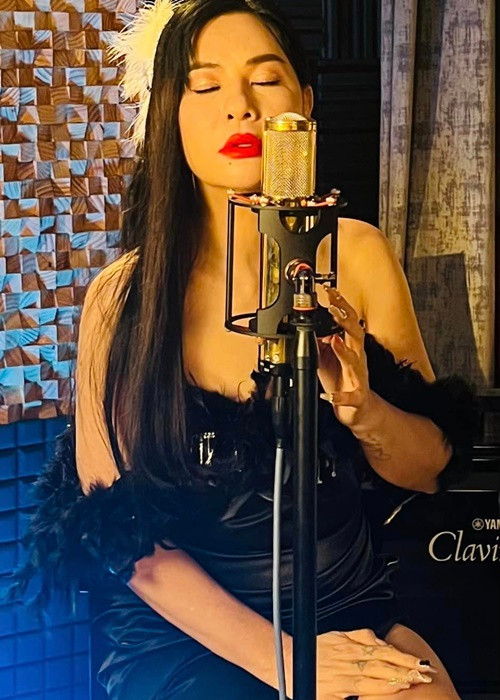 Bà mẹ một con tự tin diện váy hai dây, xẻ tà cao.