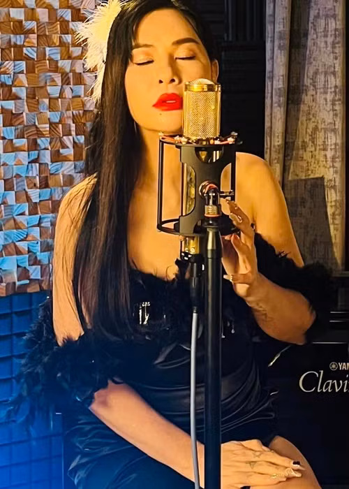 Bà mẹ một con tự tin diện váy hai dây, xẻ tà cao.