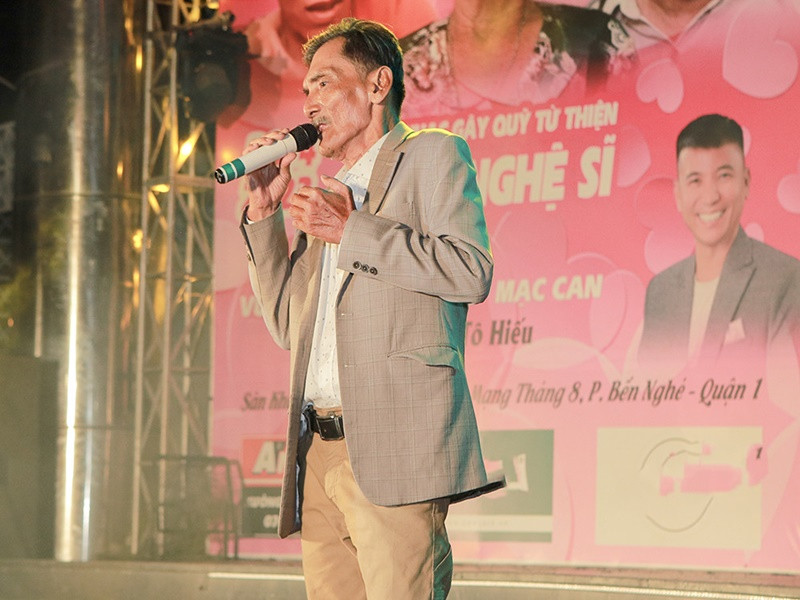 Tháng 2/2021, diễn viên Thương Tín nhập viện vì bị đột quỵ. Lúc đó, tài tử nổi tiếng một thời được các mạnh thường quân quyên góp 800 triệu đồng. Sau khi nhận tiền quyên góp, ông bàn giao hết cho vợ để mua đất, xây một căn nhà cấp 4 ở quê cũng như đóng bảo hiểm cho con gái để khi 18 tuổi, con có một số tiền sinh sống. Để kiếm sống, nam diễn viên vừa ca hát vừa đóng phim. Ảnh: Vietnamnet.