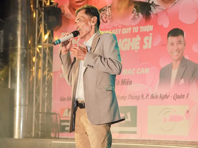 Tháng 2/2021, diễn viên Thương Tín nhập viện vì bị đột quỵ. Lúc đó, tài tử nổi tiếng một thời được các mạnh thường quân quyên góp 800 triệu đồng. Sau khi nhận tiền quyên góp, ông bàn giao hết cho vợ để mua đất, xây một căn nhà cấp 4 ở quê cũng như đóng bảo hiểm cho con gái để khi 18 tuổi, con có một số tiền sinh sống. Để kiếm sống, nam diễn viên vừa ca hát vừa đóng phim. Ảnh: Vietnamnet.