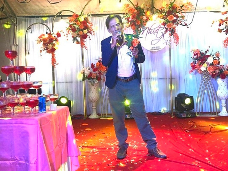 Một năm trở lại đây, diễn viên Thương Tín tích cực đi hát. Dòng nhạc ông chọn biểu diễn là ca khúc xưa. Theo Người Lao Động, cát- sê hát đám cưới của nghệ sĩ Thương Tín khoảng 5-7 triệu đồng. Ảnh: Người Lao Động.