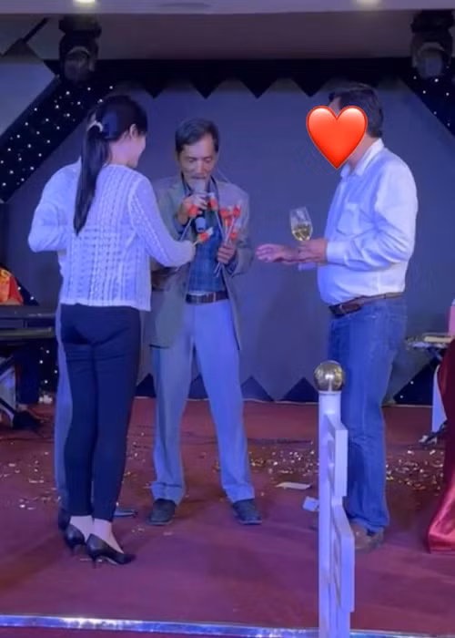 Không nhận được tiền từ khán giả, diễn viên Thương Tín bày tỏ: "Tôi cứ nghĩ khán giả yêu quý nên tặng cho mình. Đến lúc xuống thì bị giật lại nên khá buồn". Ảnh: Saostar.