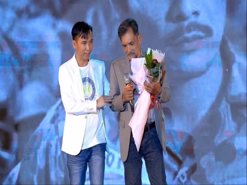 Nghệ sĩ Thương Tín khoe ông được mời hát tại Thái Lan. Nam diễn viên chia sẻ: “Hiện tôi chưa có passport (hộ chiếu) nên đang gấp rút về quê làm. Hy vọng tôi có hộ chiếu kịp lúc để có thể đi hát ở Thái Lan. Nếu được đi lần này thì đây cũng là lần đầu tiên tôi được đi du lịch nước ngoài. Tôi thấy rất háo hức”. Ảnh: Người Lao Động.