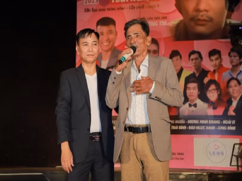 “Tôi không phải ca sĩ nên phải dành thời gian tập luyện và giữ sức khỏe thật tốt để có thể hát trọn vẹn ba ca khúc. Biết khán giả đến gặp không quan tâm nhiều đến giọng hát nhưng tôi cũng phải hát sao cho nghe được”, Vietnamnet dẫn lời nghệ sĩ Thương Tín. Ảnh: Saostar.