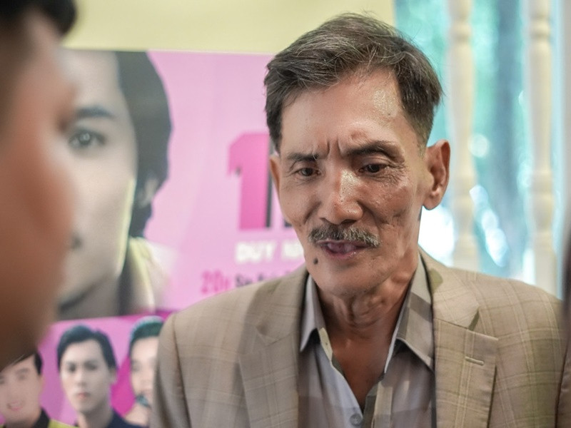 Tối ngày 30/4, diễn viên Thương Tín hát trong đêm nhạc thiện nguyện Tình nghệ sĩ. Ảnh: Vietnamnet.