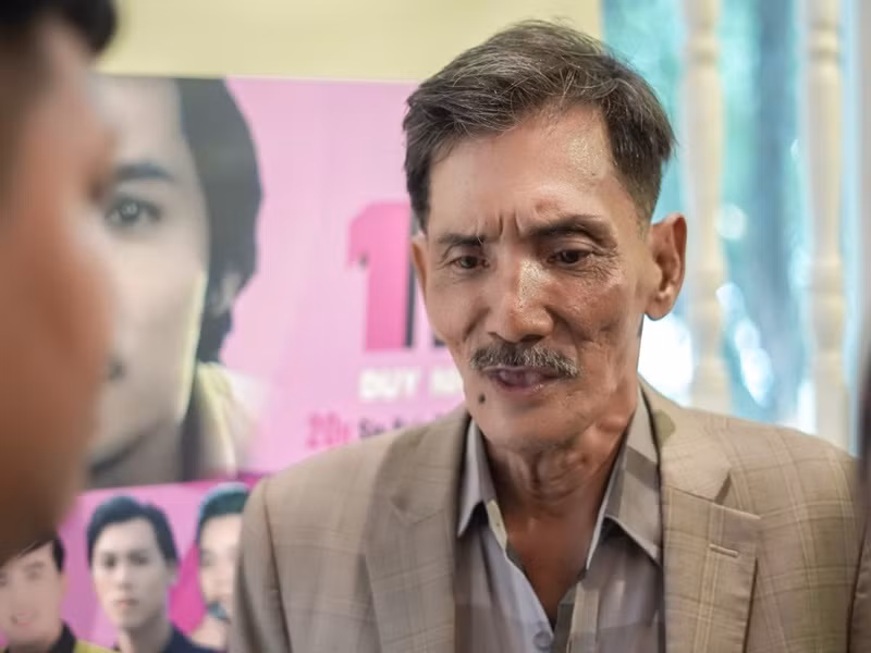 Tối ngày 30/4, diễn viên Thương Tín hát trong đêm nhạc thiện nguyện Tình nghệ sĩ. Ảnh: Vietnamnet.