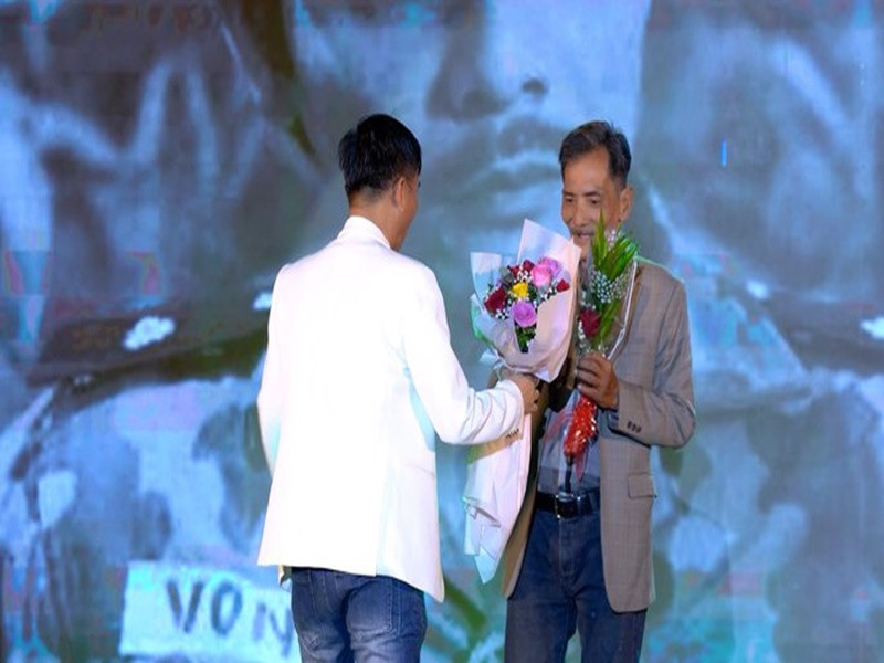 Tháng 12/2022, diễn viên Thương Tín được mời hát trong liveshow của ca sĩ nhí Vương Ngọc. Ảnh: Người Lao Động.