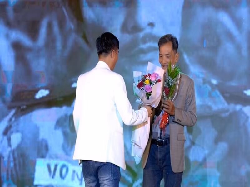 Tháng 12/2022, diễn viên Thương Tín được mời hát trong liveshow của ca sĩ nhí Vương Ngọc. Ảnh: Người Lao Động.