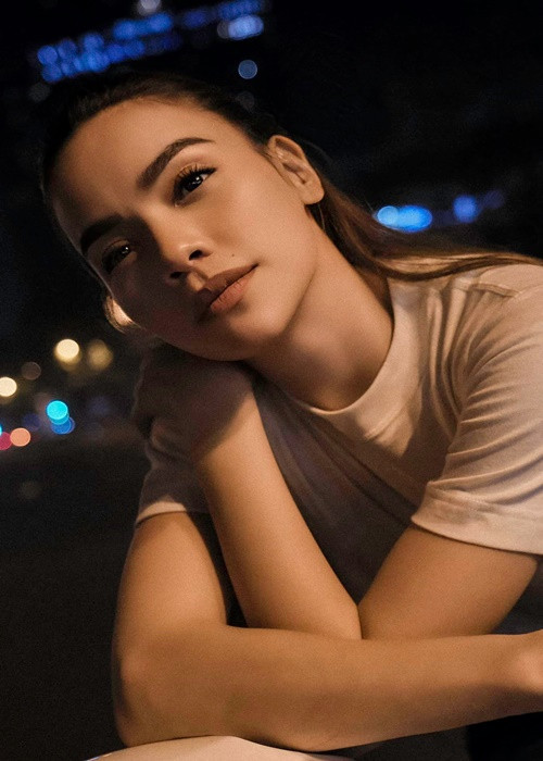 Năm 2019, Hồ Ngọc Hà vẫn khẳng định cô sợ hôn nhân. "Hà sợ hôn nhân, vì mình "đã từng". Những người phụ nữ đã trải qua như Hà chắc chắn cũng sẽ có suy nghĩ giống mình. Hà vẫn yêu trong nghiêm túc, trong tâm trạng yêu nhau sẽ lãng mạn hơn. Hà thấy việc kết hôn mất thời gian lắm", nữ ca sĩ chia sẻ trên Người Đưa Tin. Ảnh: FBNV.