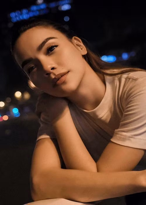 Năm 2019, Hồ Ngọc Hà vẫn khẳng định cô sợ hôn nhân. "Hà sợ hôn nhân, vì mình "đã từng". Những người phụ nữ đã trải qua như Hà chắc chắn cũng sẽ có suy nghĩ giống mình. Hà vẫn yêu trong nghiêm túc, trong tâm trạng yêu nhau sẽ lãng mạn hơn. Hà thấy việc kết hôn mất thời gian lắm", nữ ca sĩ chia sẻ trên Người Đưa Tin. Ảnh: FBNV.