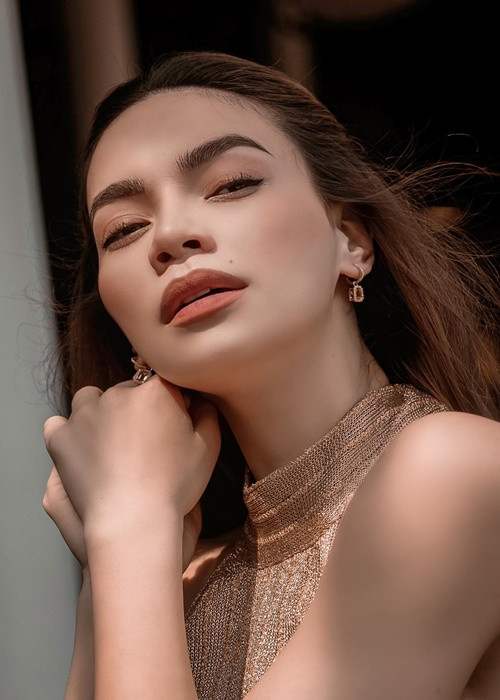 Đầu năm 2020, Hồ Ngọc Hà đăng ký kết hôn với Kim Lý. Tháng 11/2020, sau khi sinh con, cô được Kim Lý cầu hôn, Hà Hồ chia sẻ, cô ghét hôn nhân nhưng sẽ cố gắng. Ảnh: FBNV.