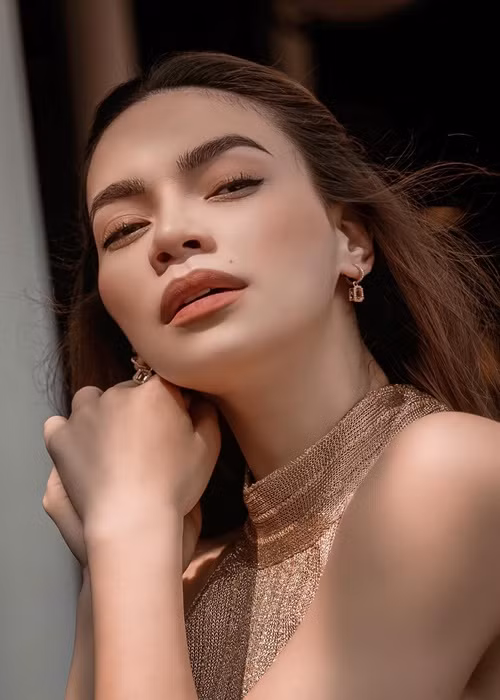 Đầu năm 2020, Hồ Ngọc Hà đăng ký kết hôn với Kim Lý. Tháng 11/2020, sau khi sinh con, cô được Kim Lý cầu hôn, Hà Hồ chia sẻ, cô ghét hôn nhân nhưng sẽ cố gắng. Ảnh: FBNV.