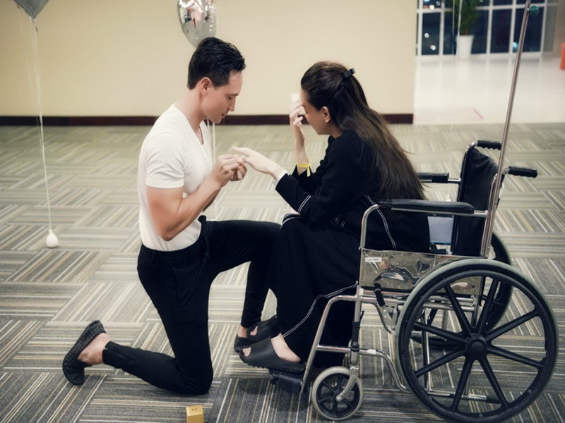 “Ngay từ đầu em là đứa ghét hôn nhân, thứ mà chẳng ai dám nói về ngày mai, chẳng dám khẳng định thậm chí giấu nhẹm vì sợ sau này phải đi hốt những tàn dư thì mệt. Nhưng em sẽ cố gắng cân bằng, em sẽ yếu đuối và em cũng sẽ như anh thành thật đến giây phút cuối cùng, biết nắm giữ những gì mình cần chăm sóc như cách anh đã dạy em 3 năm qua”, nữ ca sĩ nhắn nhủ người bạn đời. Ảnh: Doanh Nhân Plus.