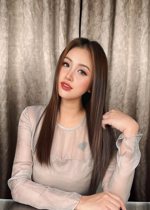 Vân Hugo từng đăng tuyển bảo mẫu lương 20 triệu/tháng. Điều kiện của nữ MC chỉ là có kinh nghiệm chăm trẻ con và yêu trẻ con.