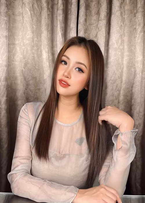 Vân Hugo từng đăng tuyển bảo mẫu lương 20 triệu/tháng. Điều kiện của nữ MC chỉ là có kinh nghiệm chăm trẻ con và yêu trẻ con.