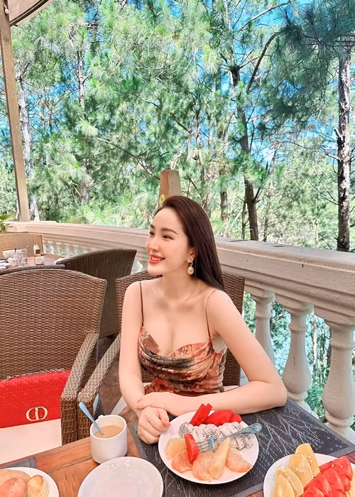 Năm 2022, Bảo Thy thông báo tuyển bảo mẫu cho con trai đầu lòng. Điều kiện ứng tuyển gồm yêu thương bé, đã có bề dày kinh nghiệm, chăm bé hiện đại, khoa học, sức khỏe tốt, không say xe, máy bay, sạch sẽ tuyệt đối, không vướng bận gia đình, biết nấu ăn, nếu từng học và làm việc qua các lớp điều dưỡng, hộ lý khoa nhi thì càng tốt.