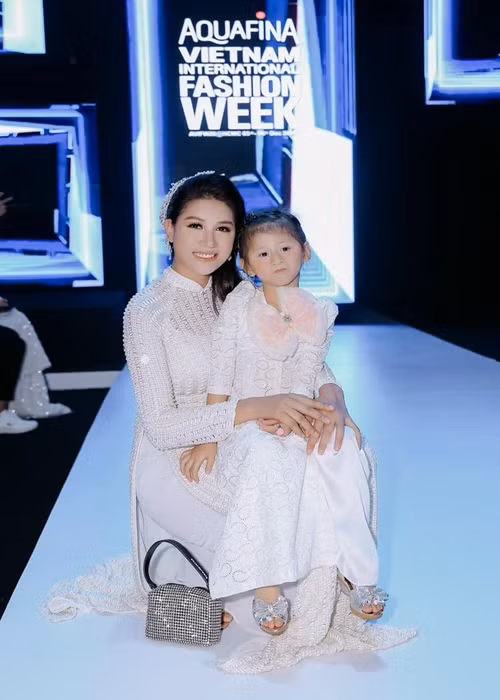 Trang Trần từng gây chú ý khi đưa 16 yêu cầu với bảo mẫu cho con gái đầu lòng. Một số yêu cầu đáng chú ý của cô gồm: không dùng điện thoại sau 21 giờ vì cần ngủ chung với bé Kiến để đánh thức cô nhóc đi học sớm, không ứng lương và vay tiền, không thuộc thành phần đi trốn nợ, không nghỉ đột ngột và nếu nghỉ phải báo trước 10 ngày, phải ngồi được máy bay và ô tô, phải chăm đi ăn tiệc hay ăn nhà hàng, phải mặc đồ đẹp, chịu khó ăn và nấu đồ ăn thay đổi thực đơn.