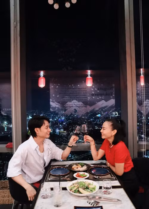 Trúc Nhân từng chia sẻ trên Dân Việt, Thu Minh sẵn sàng la mắng nếu như anh làm sai điều gì hoặc hát không đúng. Mỗi khi Trúc Nhân gặp chuyện rắc rối, Thu Minh chính là người giúp anh bình tĩnh trở lại. Ảnh: FBNV.