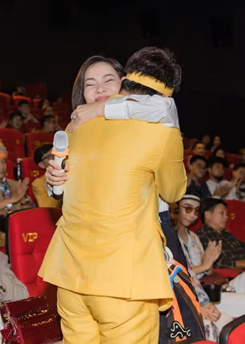 Thu Minh từng bật khóc trong buổi ra mắt MV Sáng mắt chưa của Trúc Nhân năm 2019 bởi cô chứng kiến học trò ngày càng trưởng thành. Ảnh: Vietnamnet.