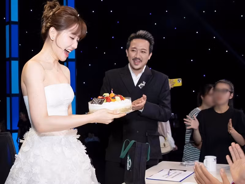  Hari Won vừa đón sinh nhật bên Trấn Thành trên trường quay.