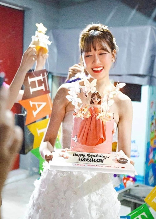 Trên trang cá nhân, bà xã Trấn Thành khoe loạt quà tặng của người thân, bạn bè, đồng nghiệp.