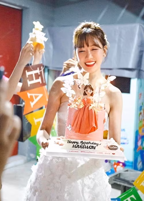 Trên trang cá nhân, bà xã Trấn Thành khoe loạt quà tặng của người thân, bạn bè, đồng nghiệp.