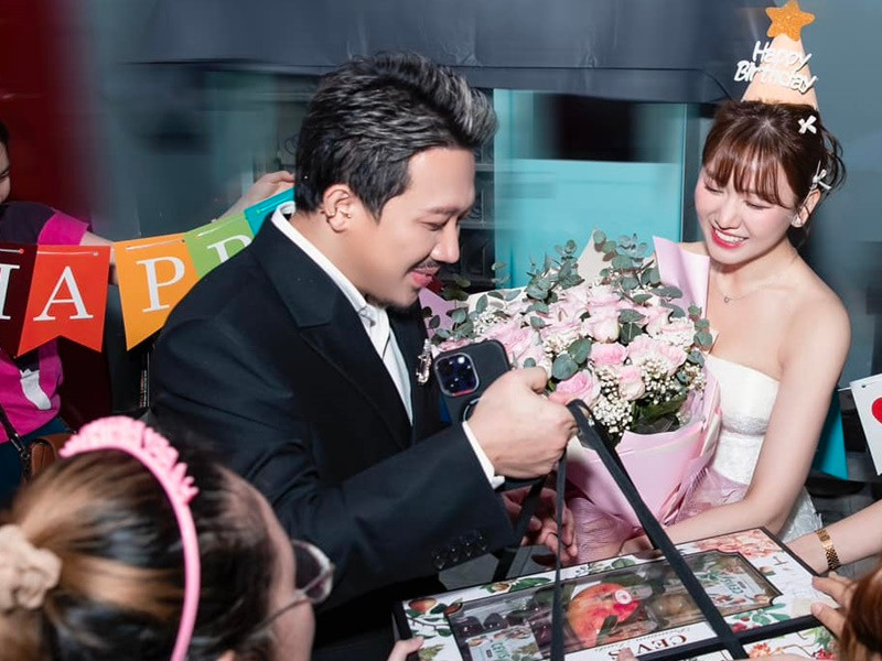 Trấn Thành còn gửi lời cảm ơn Hari Won vì lúc nào cũng yêu và ở bên anh.