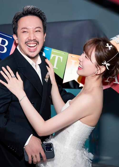 “Happy birthday bà xã yêu dấu! Chúc cô gái 1 năm nữa 40 tuổi sẽ luôn trẻ khỏe, đẹp đẽ và yêu anh như ngày nào nha. Yêu bà xã nhất trên đời”, nam MC viết trên Facebook. Ngoài ra, Trấn Thành còn viết một câu bằng tiếng Hàn với nội dung tạm dịch: "Anh yêu em, người vợ hay có vấn đề của anh".