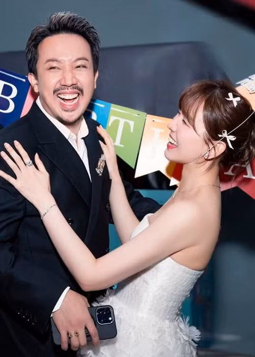 “Happy birthday bà xã yêu dấu! Chúc cô gái 1 năm nữa 40 tuổi sẽ luôn trẻ khỏe, đẹp đẽ và yêu anh như ngày nào nha. Yêu bà xã nhất trên đời”, nam MC viết trên Facebook. Ngoài ra, Trấn Thành còn viết một câu bằng tiếng Hàn với nội dung tạm dịch: "Anh yêu em, người vợ hay có vấn đề của anh".