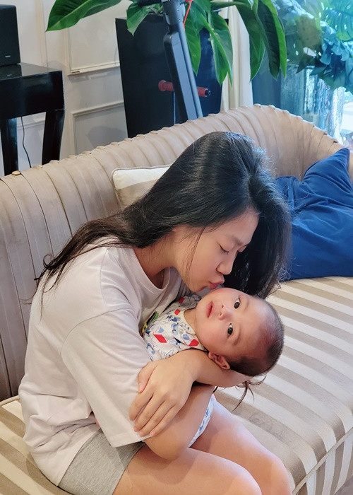 Chíp luôn yêu thương, nhường nhịn các em. Trong cuộc phỏng vấn với Dân Trí, Mạnh Trường cho biết, ái nữ đầu lòng thích chơi với các em ở nhà.