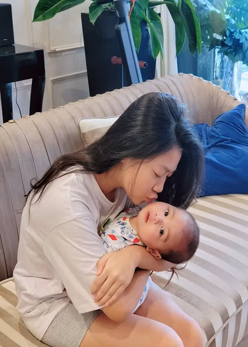 Chíp luôn yêu thương, nhường nhịn các em. Trong cuộc phỏng vấn với Dân Trí, Mạnh Trường cho biết, ái nữ đầu lòng thích chơi với các em ở nhà.