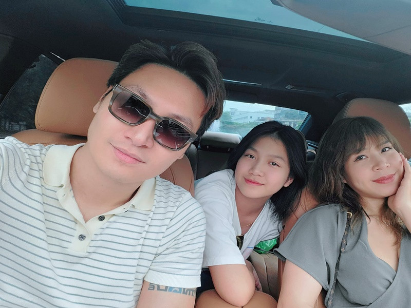 Khi được nhiều người khuyên cho con gái thi hoa hậu trong tương lai, diễn viên Mạnh Trường cho hay: "Tôi luôn trân trọng tình cảm của khán giả, nhưng tôi làm nghệ thuật đủ lâu nên không bao giờ "lên mây" với những ý kiến đó. Tôi hiểu con gái tôi thế nào. Hai vợ chồng không áp đặt con mà sẽ để con tự quyết định cuộc đời mình".