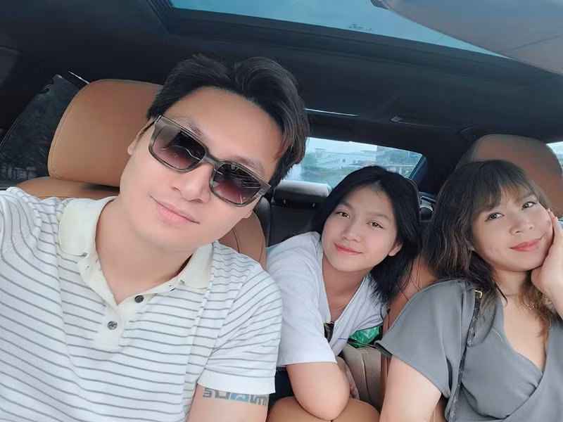 Khi được nhiều người khuyên cho con gái thi hoa hậu trong tương lai, diễn viên Mạnh Trường cho hay: "Tôi luôn trân trọng tình cảm của khán giả, nhưng tôi làm nghệ thuật đủ lâu nên không bao giờ "lên mây" với những ý kiến đó. Tôi hiểu con gái tôi thế nào. Hai vợ chồng không áp đặt con mà sẽ để con tự quyết định cuộc đời mình".