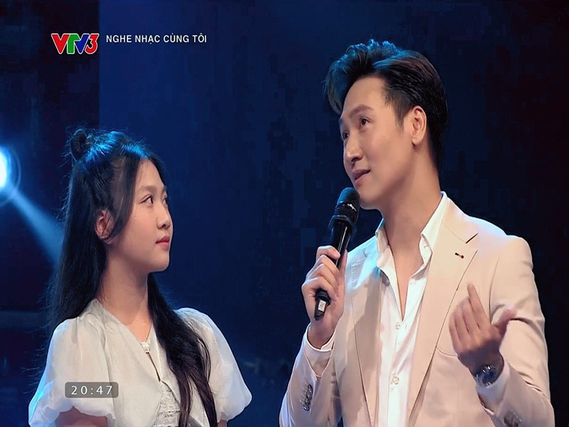 Cách đây ít ngày, con gái Mạnh Trường xuất hiện cùng bố trong chương trình Nghe nhạc cùng tôi.